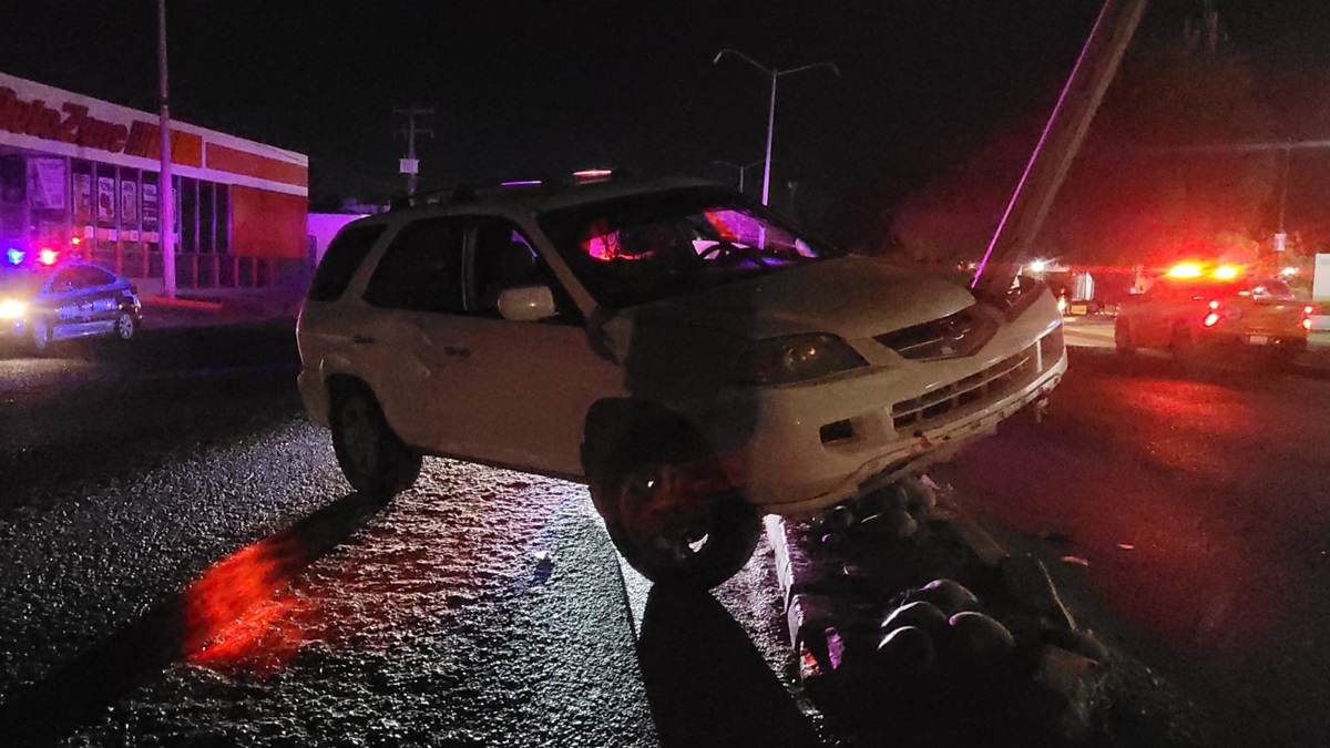 Choca contra poste y deja sin luz a hospital y bomberos de Los Mochis