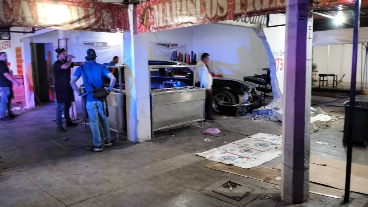 Conductor en estado de ebriedad se impacta contra un negocio de comidas en Los Mochis