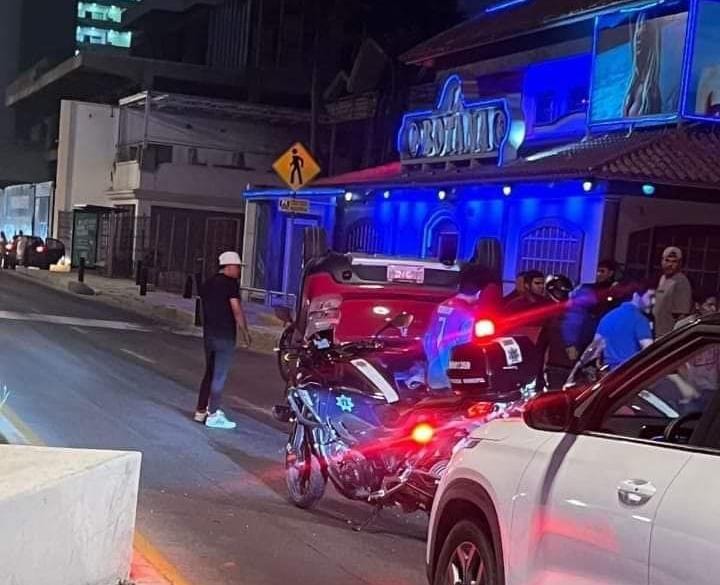 Por descuido al volante, conductor termina volcado sobre Avenida Del Mar en Mazatlán