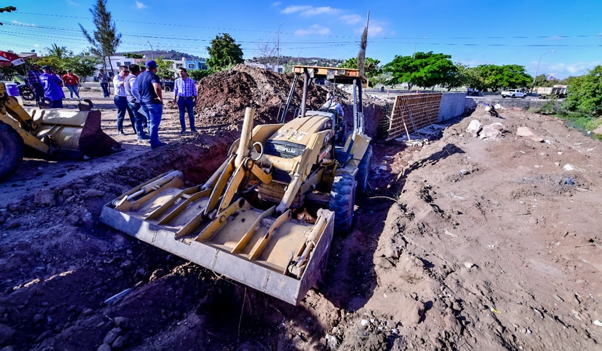 Levantan muro de contención y limpian canal en La Foresta, Mazatlán para evitar inundaciones