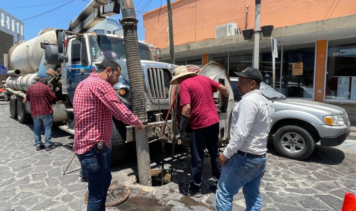Quieren ganarles a las lluvias en Rosario, han comenzado por desazolvar drenaje para evitar derrames