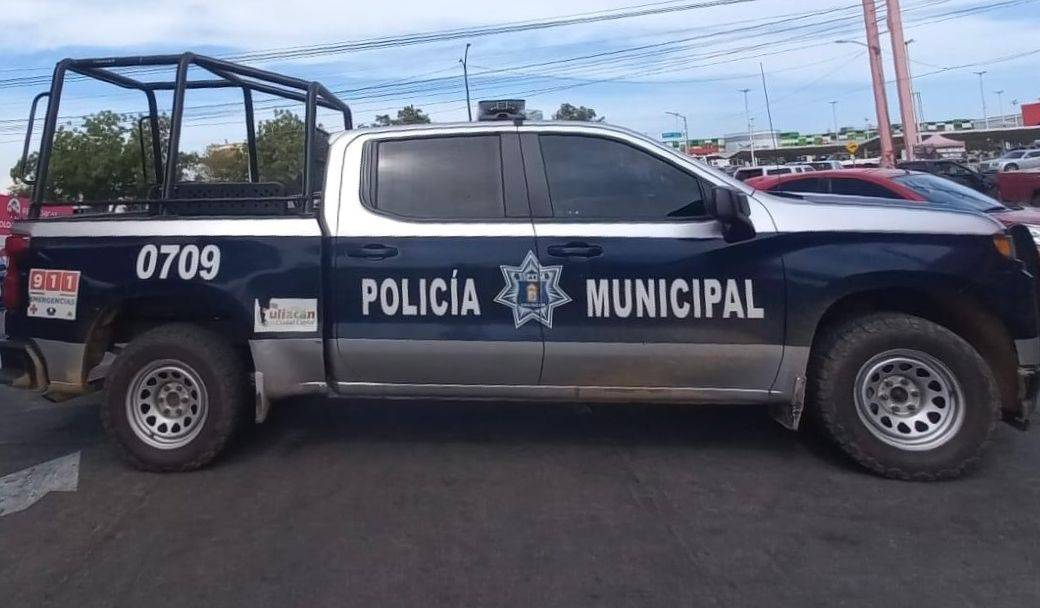 ¡Le apuntaron con un arma en la cabeza! Sujetos en moto despojan auto afuera de un supermercado en Culiacán