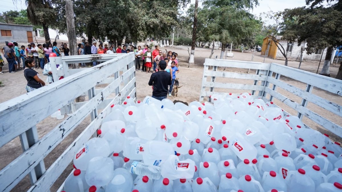 ¡Aquatón llega a las comunidades! DIF beneficia a familias con las donaciones de agua embotellada
