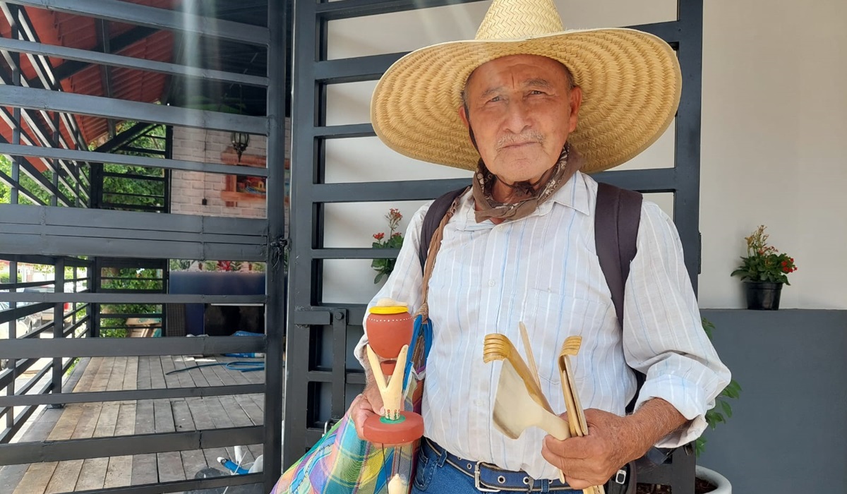 Don Francisco lucha para salir adelante vendiendo sus artesanías de madera desde hace 30 años
