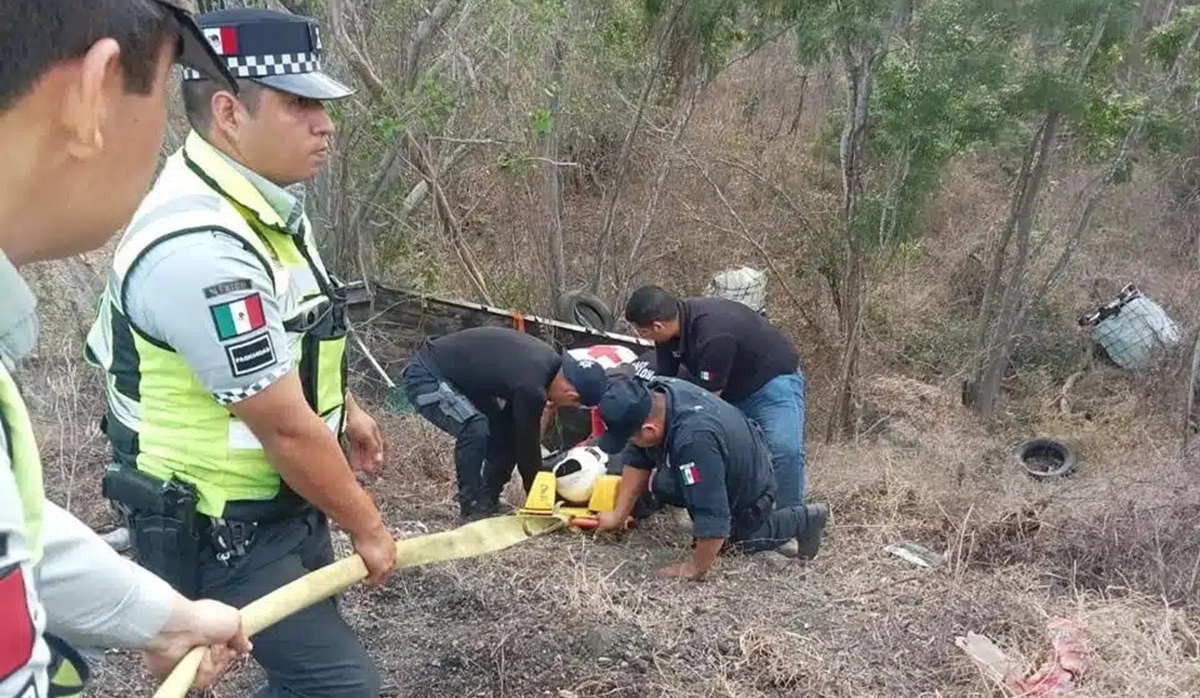 Cae camión de carga a voladero en San Ignacio; hay dos lesionados  