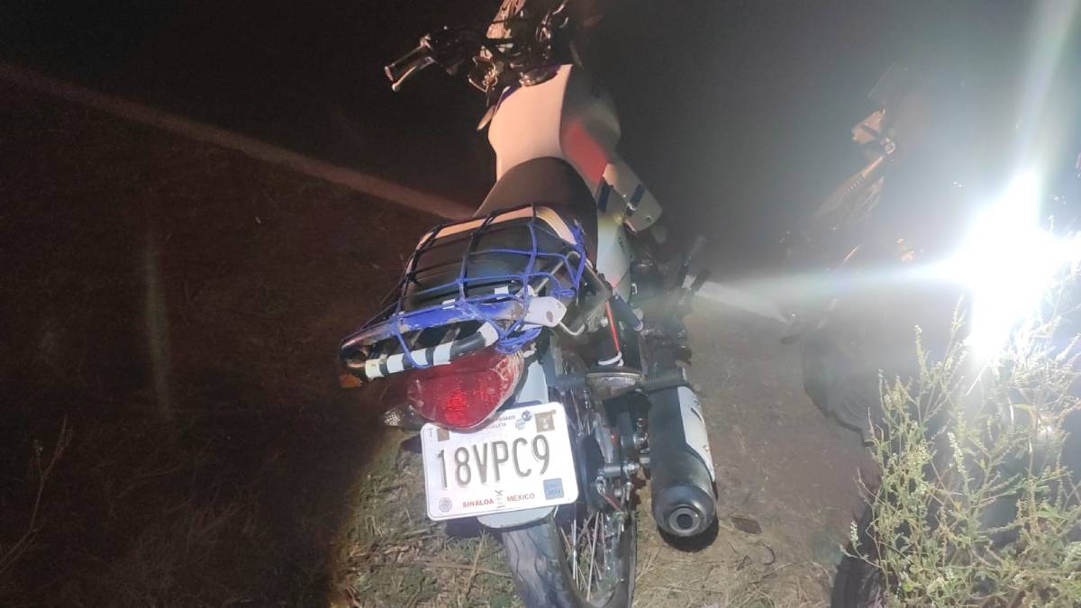 Dos jóvenes ingresan al hospital tras accidente en motocicleta en Ohuira, Ahome