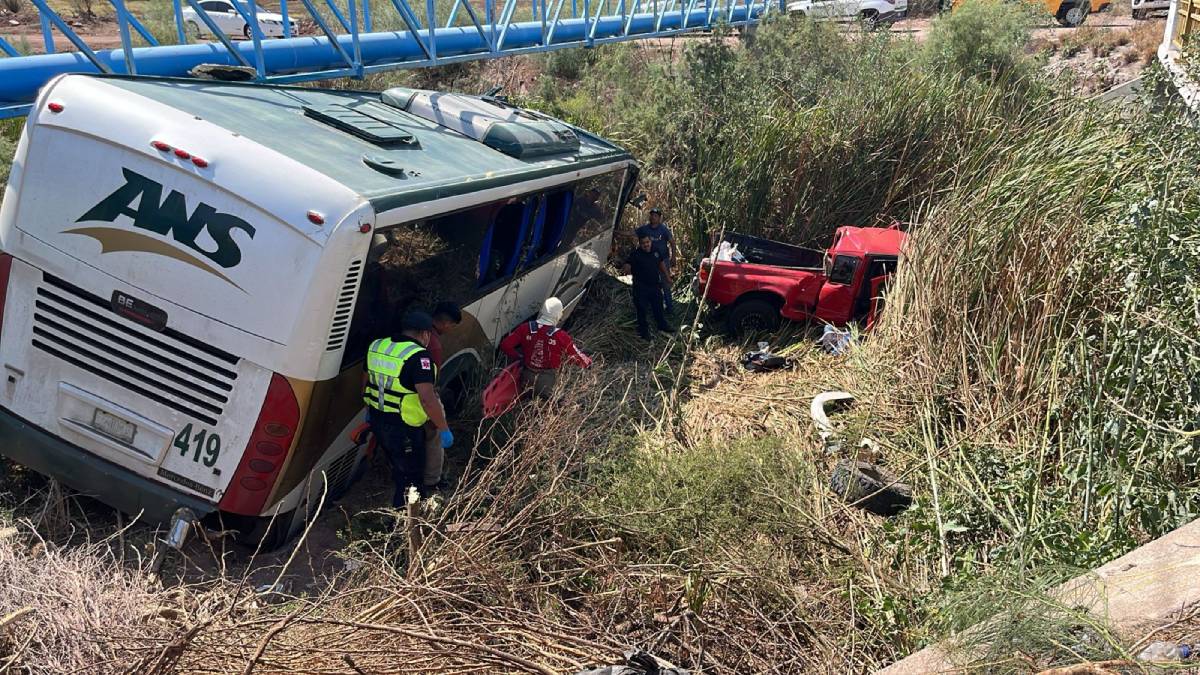 Dos tripulantes de la camioneta roja, los fallecidos en accidente contra camión en Ahome