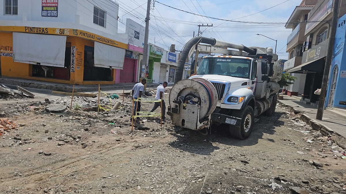 Plásticos, corchos y hasta juguetes encuentran en drenaje de la Juárez en Mazatlán