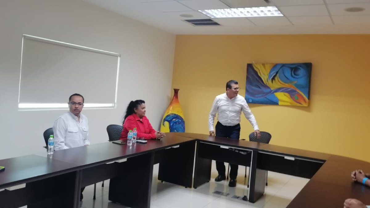 Alcalde de Mazatlán y líder sindical del Stasac no llegan a acuerdo en reunión privada