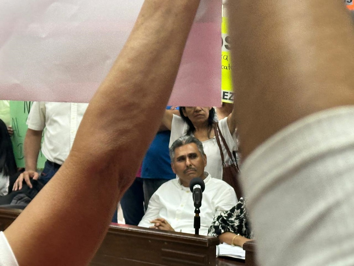 ¡Sus dos hijas están en la nómina! Expone Édgar González a regidor que defiende causas del Stasam