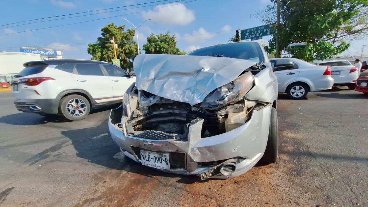 Encontronazo en Las Quintas de Culiacán deja solo daños materiales