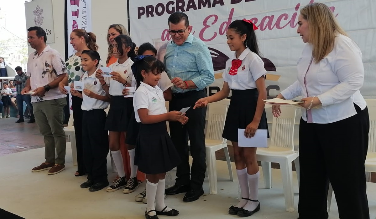 Niños de primaria de Mazatlán reciben pago de beca Probec