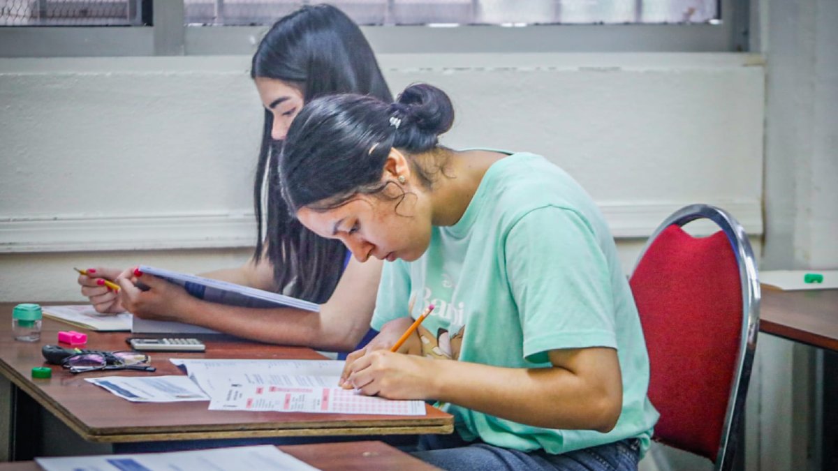 Claudia Sheinbaum anuncia creación de 200 mil plazas para bachillerato