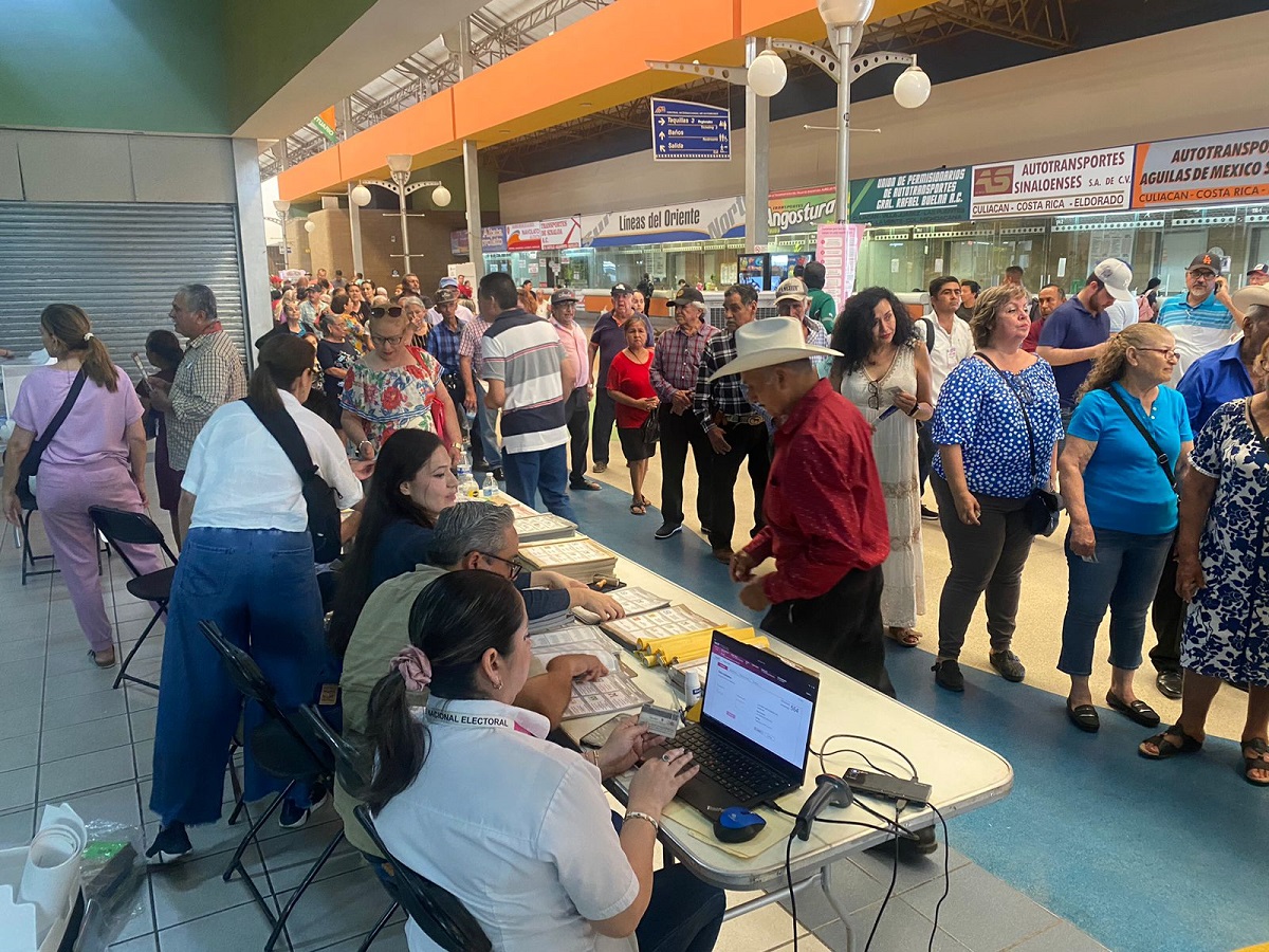 Foráneos responsables emiten su voto en casilla especial de la Central de Autobuses en Culiacán