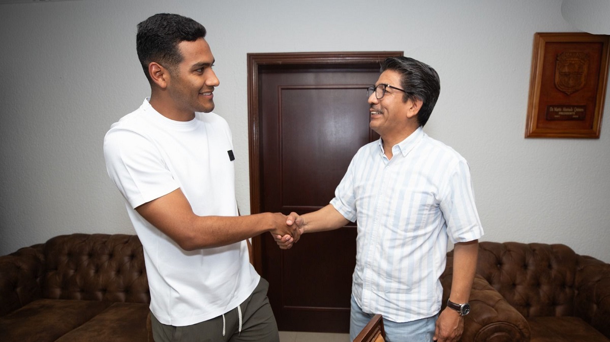 La figura de las Chivas, Gilberto Sepúlveda, es recibido por el alcalde de Guasave