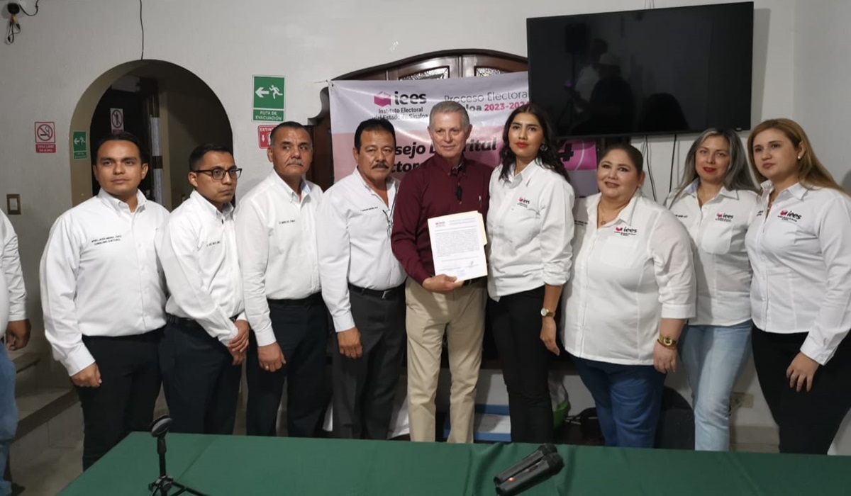 Recibe Genaro García constancia de mayoría como diputado electo del distrito 04  
