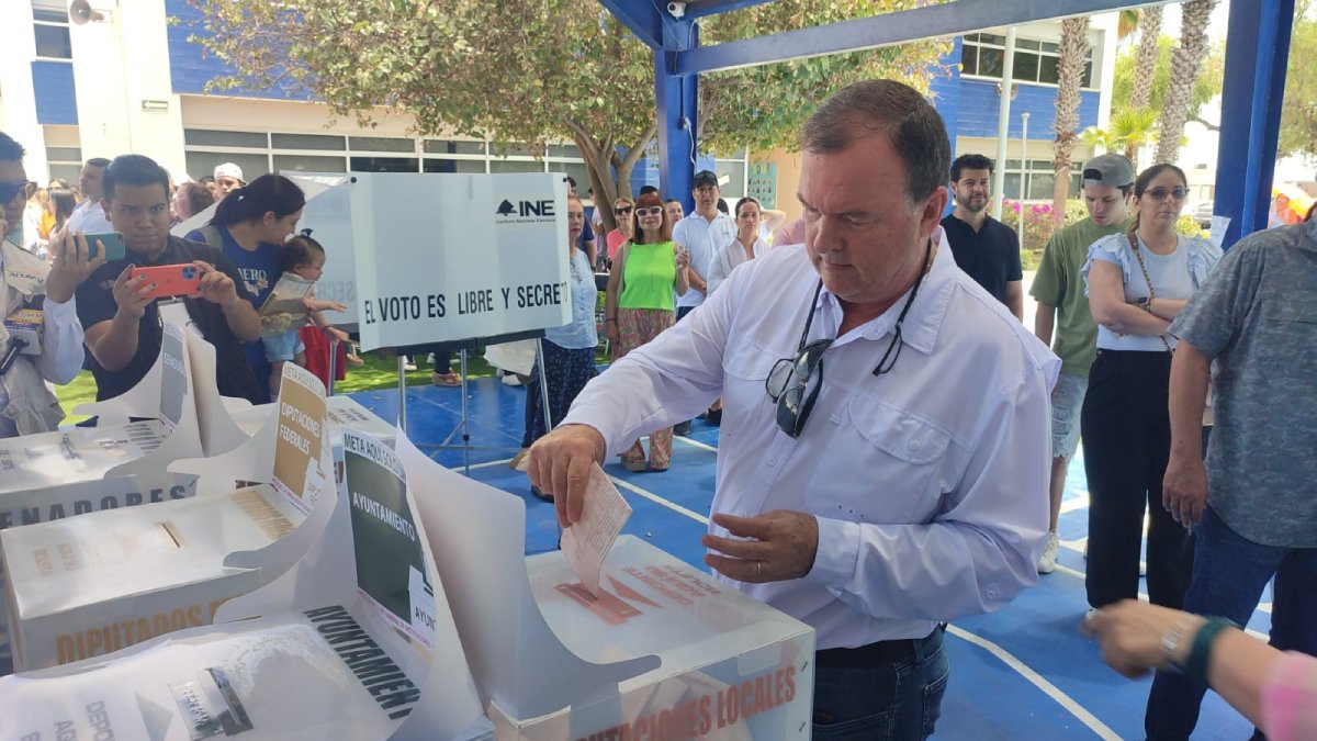 Ejerce el alcalde de Ahome a su derecho al voto; reporta sin incidencias hasta el momento el proceso
