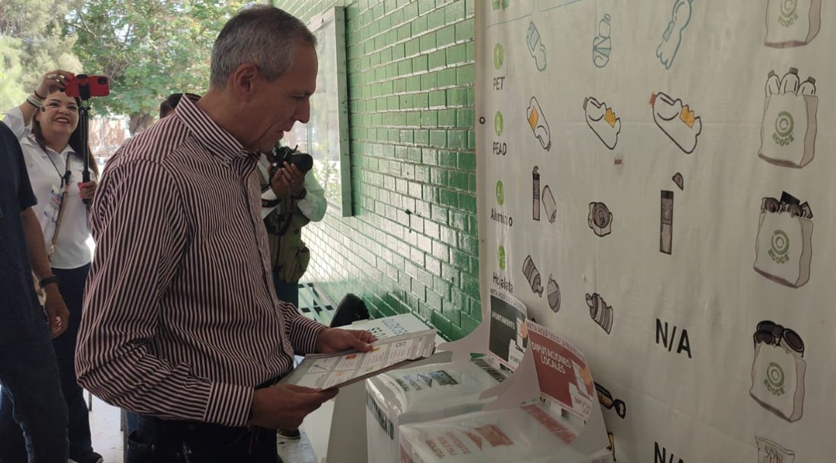 Emite su voto Gerardo Vargas, candidato de Morena a la alcaldía de Ahome