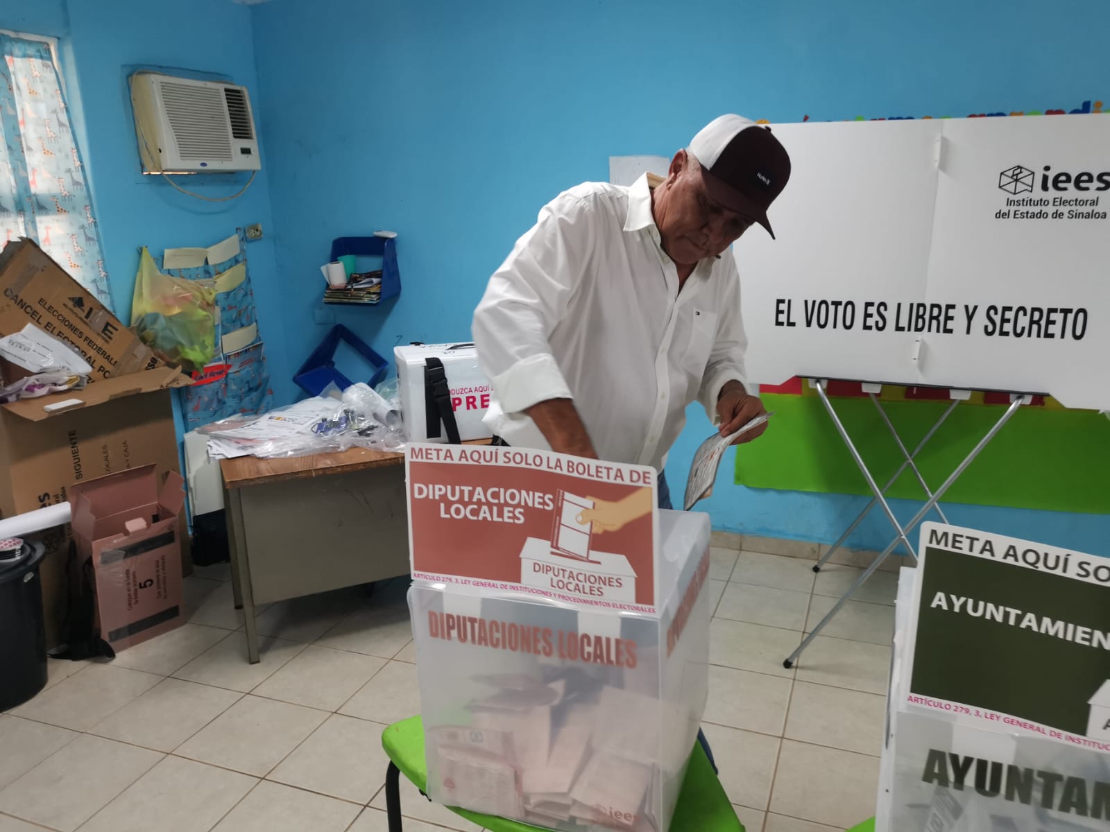 El candidato a la alcaldía de El Fuerte, Gildardo Leyva Ortega, emite su voto