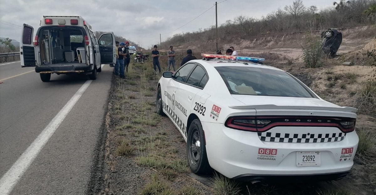 Vuelca en su vehículo en la libre Mazatlán-Tepic, a la altura del Cerro Bola, en Escuinapa
