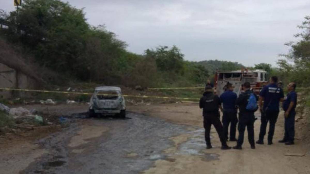 Hallan automóvil incendiándose con un cuerpo en su interior en Mazatlán
