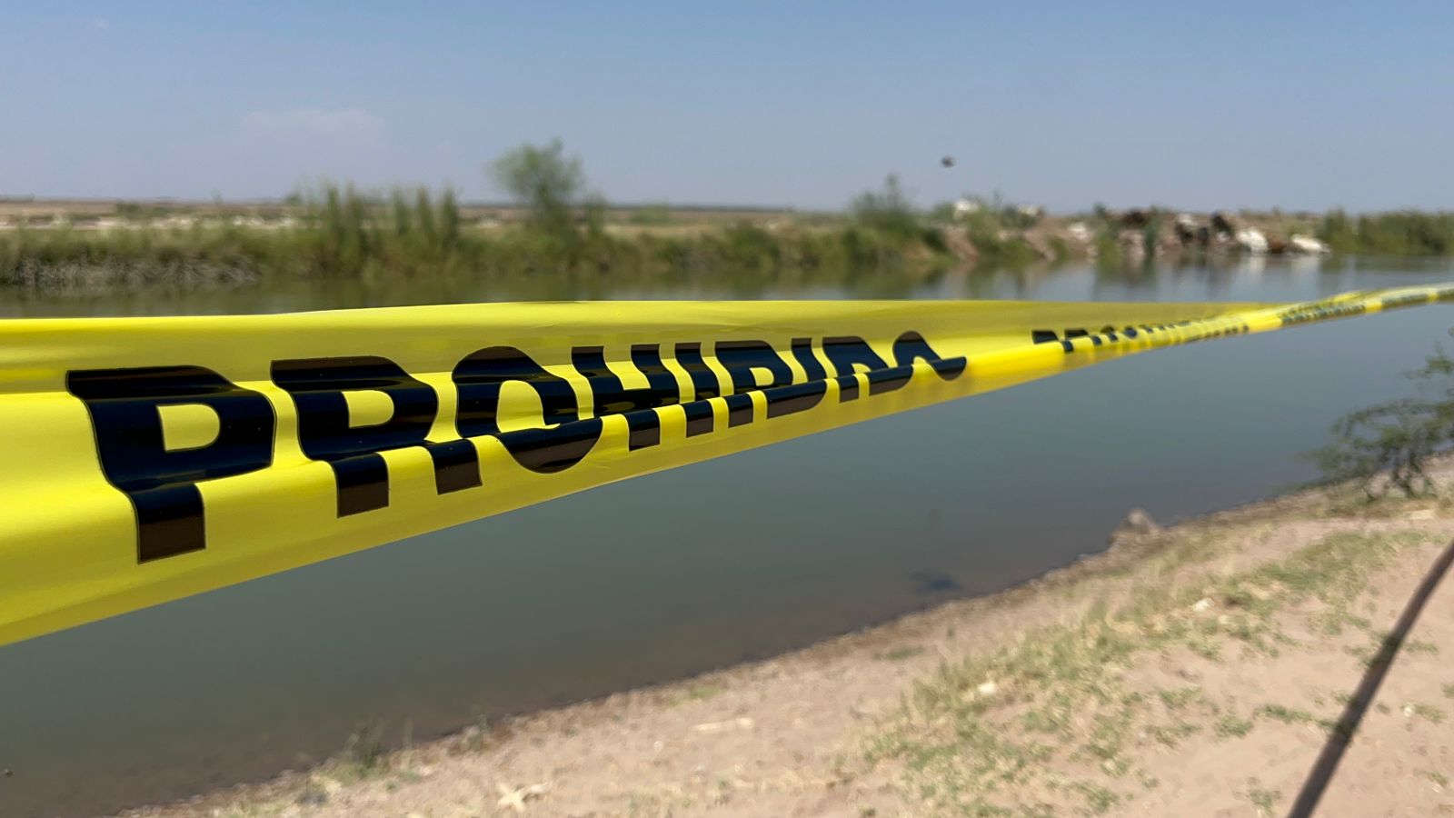 Con huellas de violencia localizan el cuerpo de un hombre en el interior del Canal Ato, en Guasave
