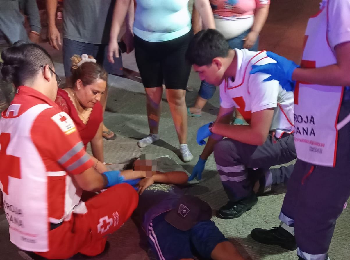 Adolescente de 15 años de edad se lesiona al derraparse su moto, en Guasave