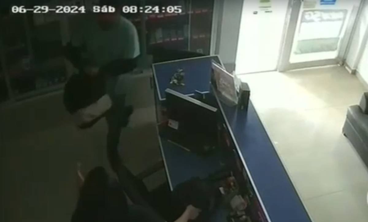 VIDEO: ¡Quedó grabado! Sujeto asalta tienda de venta de teléfonos celulares en Los Mochis