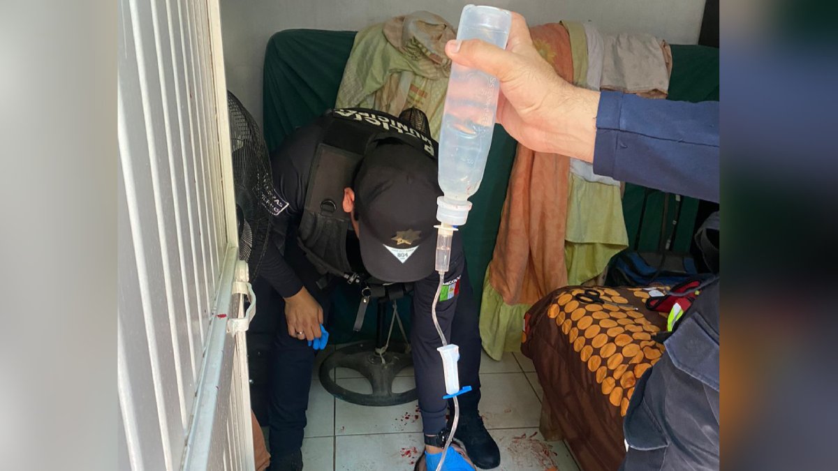 Hombre se autolesiona con una navaja para evitar ser trasladado a un centro de rehabilitación, en Culiacán