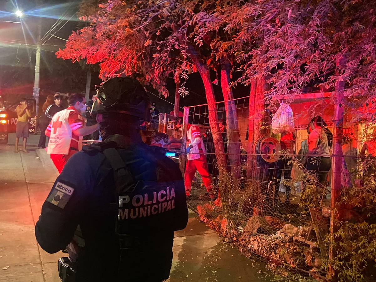 ¡Se metieron a su casa! Motociclistas armados balean a hombre en la colonia Independencia en Culiacán
