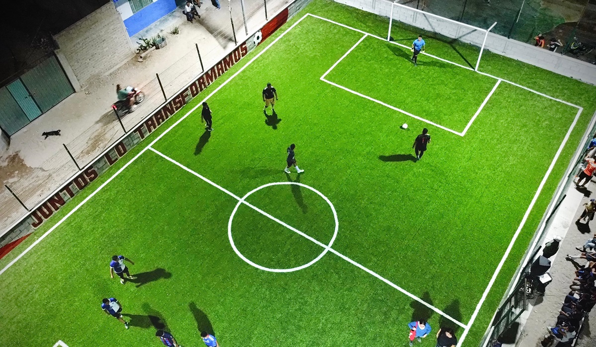 El sueño se cumple para familias de El Pozole, donde anhelaban una cancha de futbol uruguayo