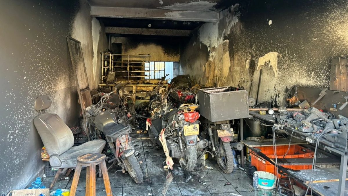 Se registra incendio en el interior de un taller de motos en Mazatlán