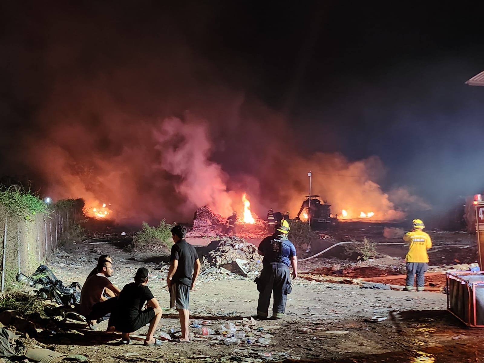 Fuerte incendio consume bodega recicladora a un costado del basurón de Culiacán