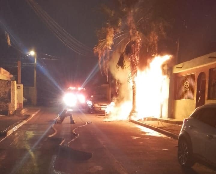 Se registra el incendio de dos viviendas y un vehículo durante la madrugada, en Mazatlán