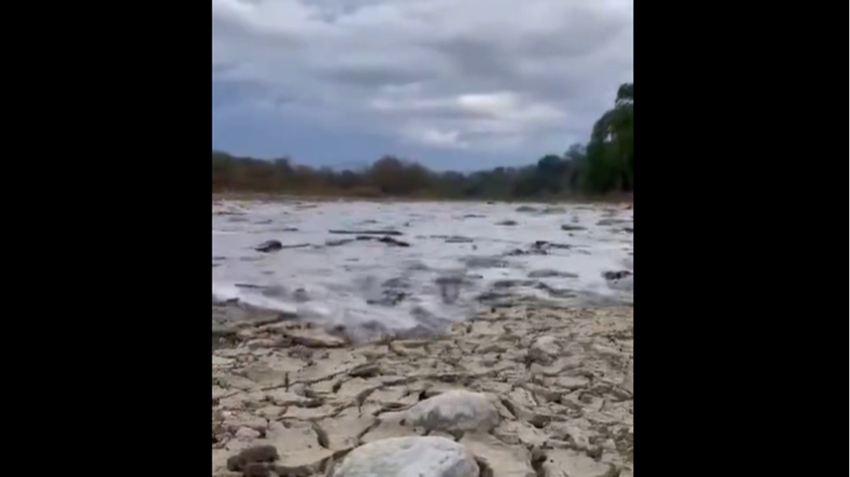 (VIDEO) Intensa lluvia genera la crecida del río Choix