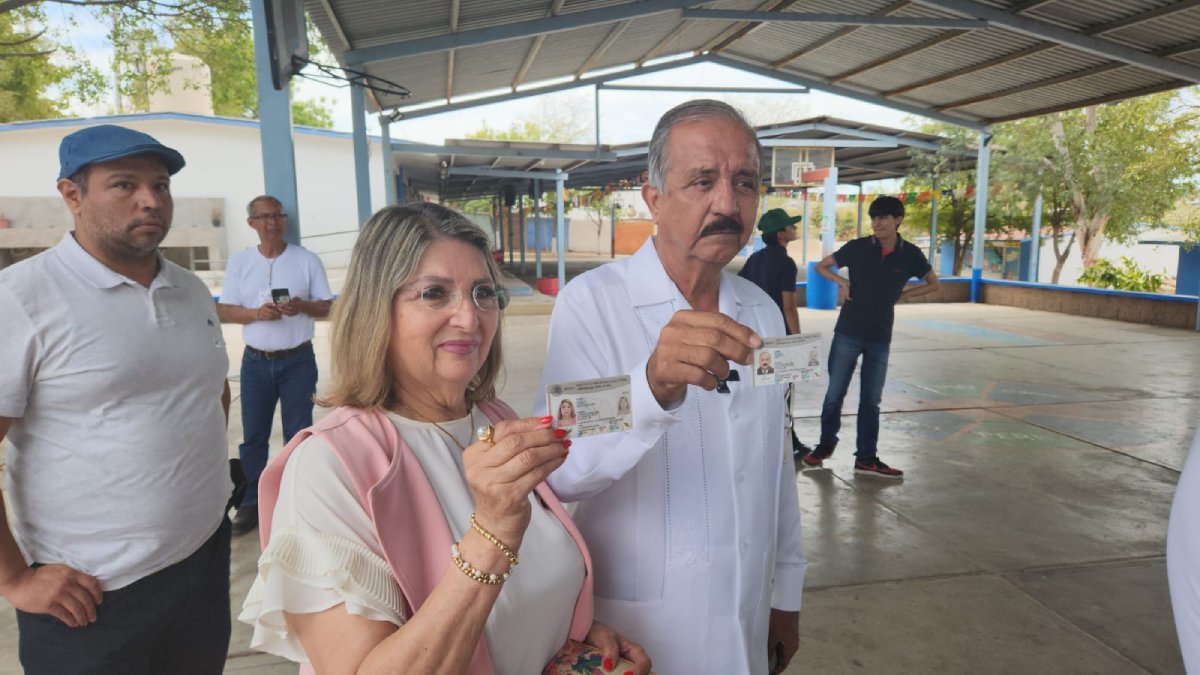 Vota Jesús Estrada Ferreiro, acompañado de su esposa
