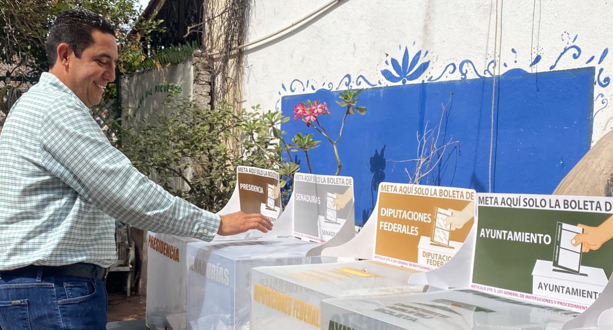 Jesús Valdes, candidato al senado del Partido Verde Ecologista, emite su voto acompañado de su familia