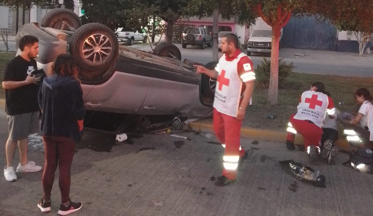 Joven choca su unidad con una camioneta estacionada en Guasave y termina volcado