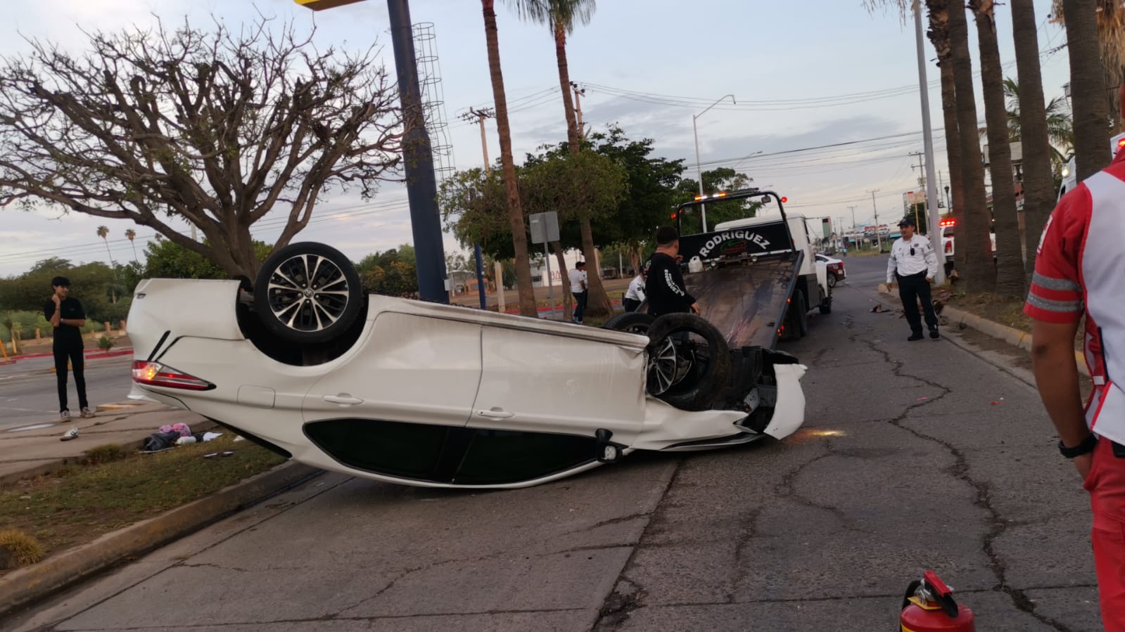 Joven queda volcado sobre la calle Álvaro Obregón en el sector Centro de Los Mochis