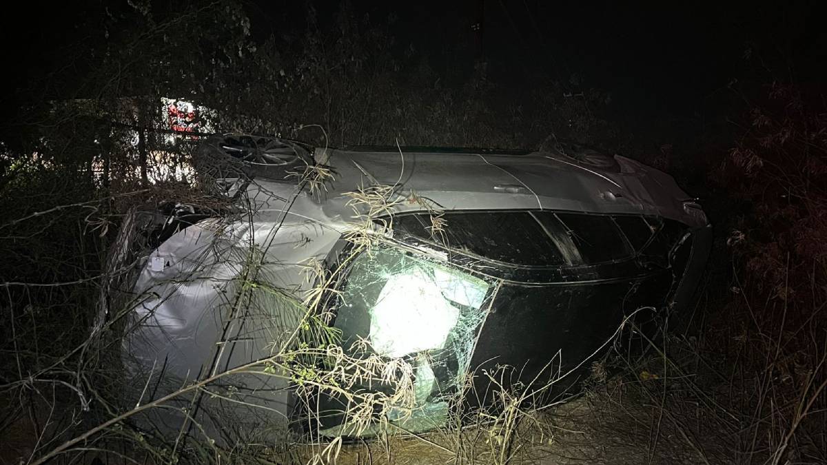 ¡Vaya susto! Jóvenes sufren volcadura en su auto y terminan ilesos, al sur de Culiacán