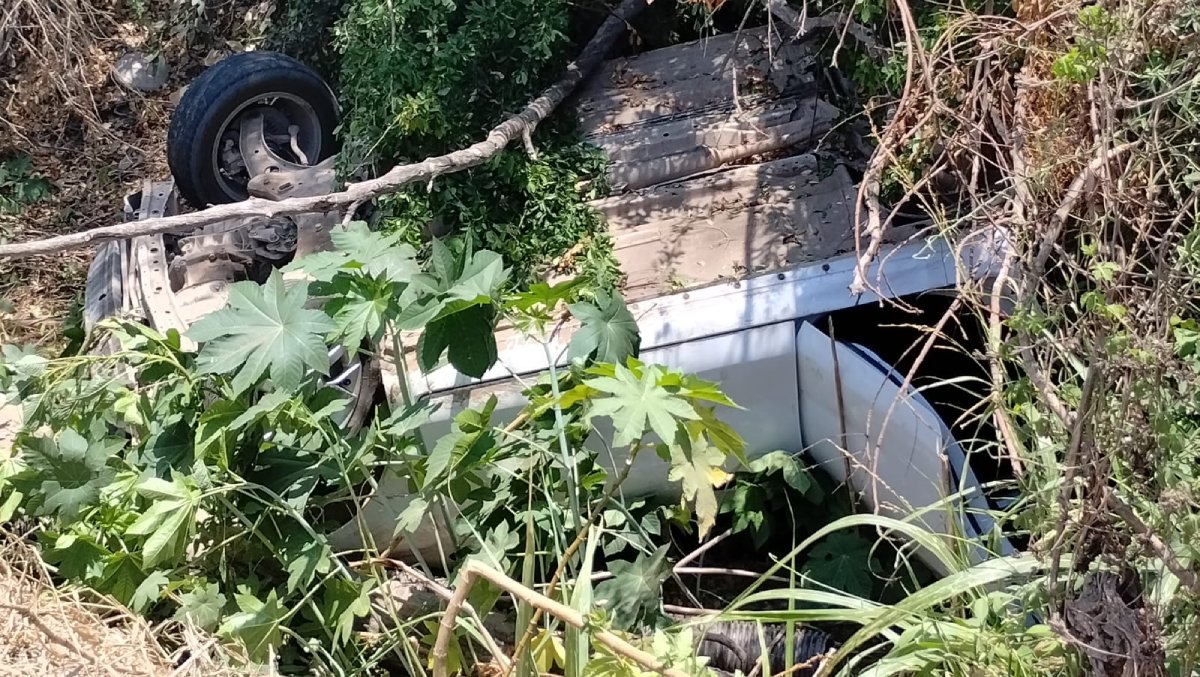 ¡El puro susto! Jóvenes vuelcan en automóvil y caen a un canal en Culiacán