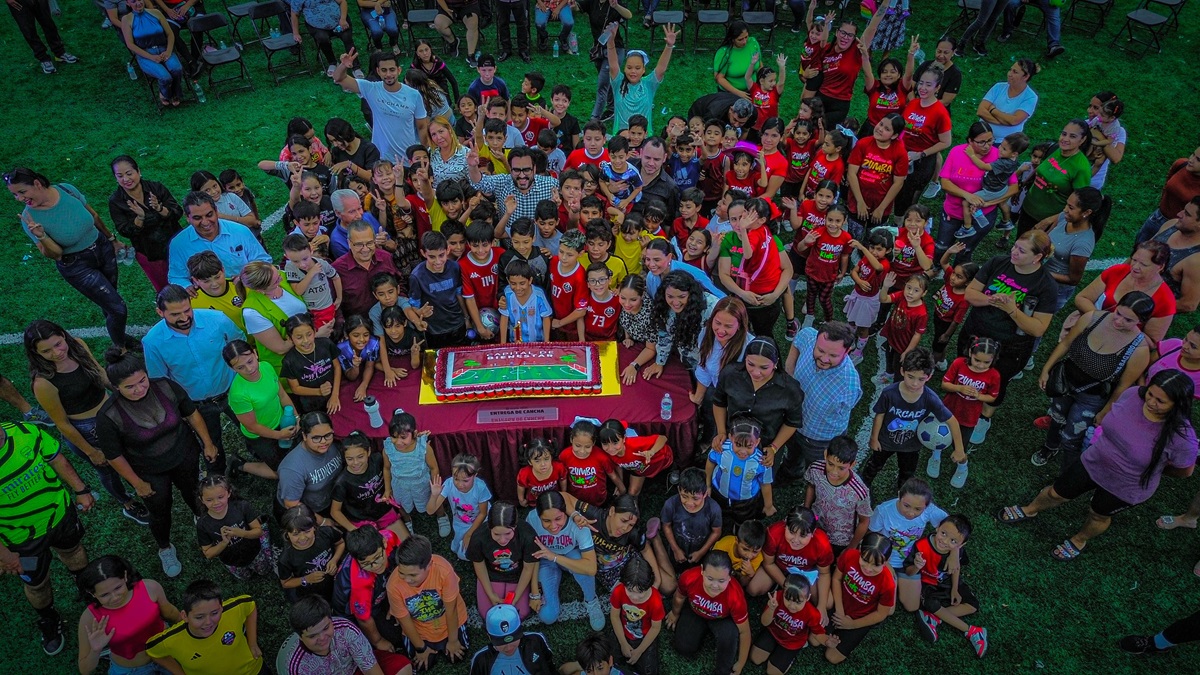 Gámez Mendívil entrega cancha de futbol en Alturas del Sur