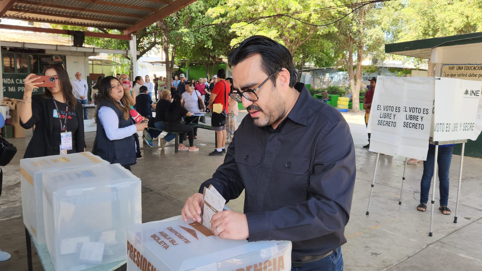 Juan de Dios Gámez Mendívil emite su voto