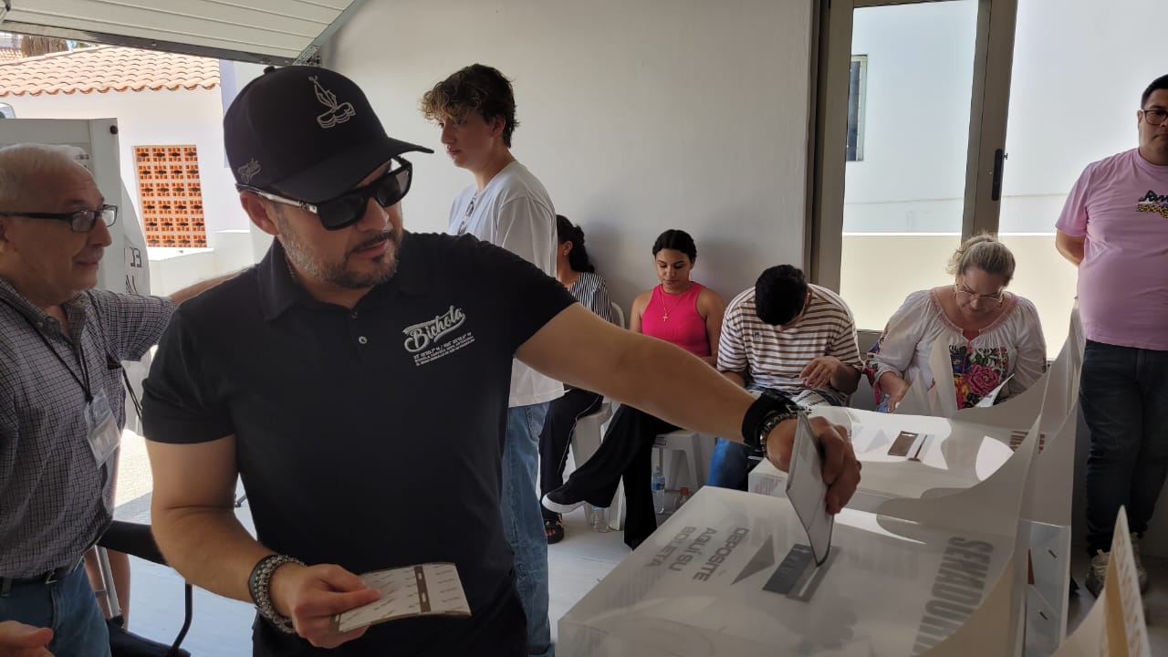 Emite su voto Juan José Arellano y celebra una jornada electoral en orden desde Mazatlán