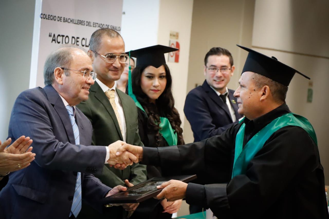 De día conserje y de noche estudiante de bachillerato, don Julio hoy graduado de Cobaes