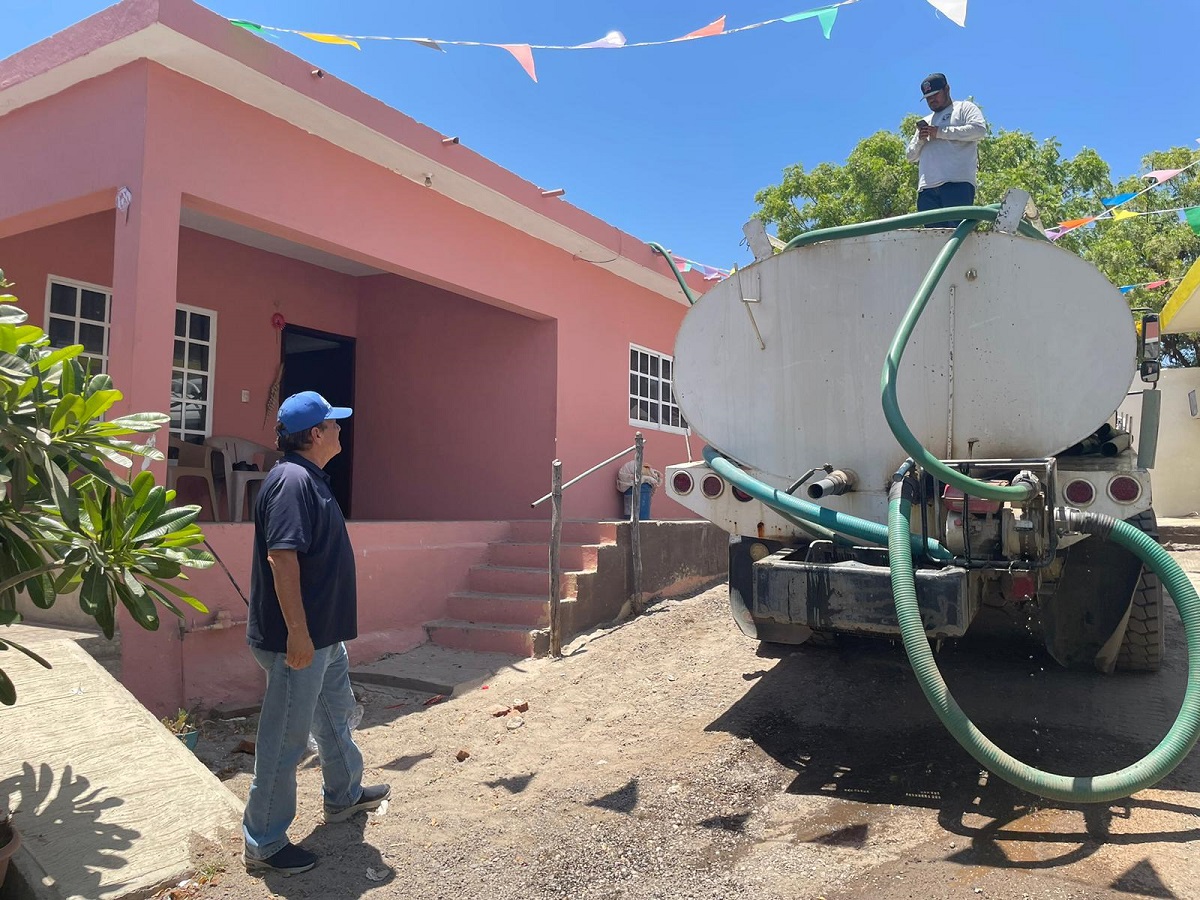 Pipas llevan agua a comunidades de Mazatlán afectadas por sequía