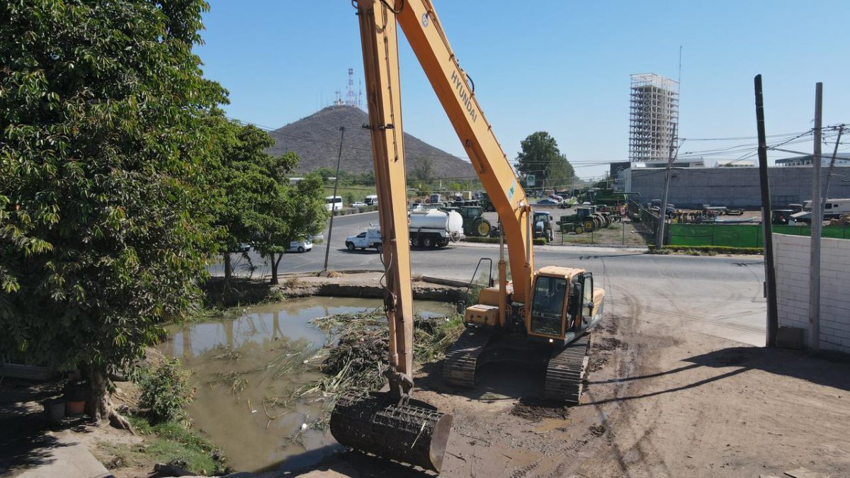 ¡Gente tan batallosa! Pide Obras Públicas en Ahome ya no tirar basura a canales y drenes limpios