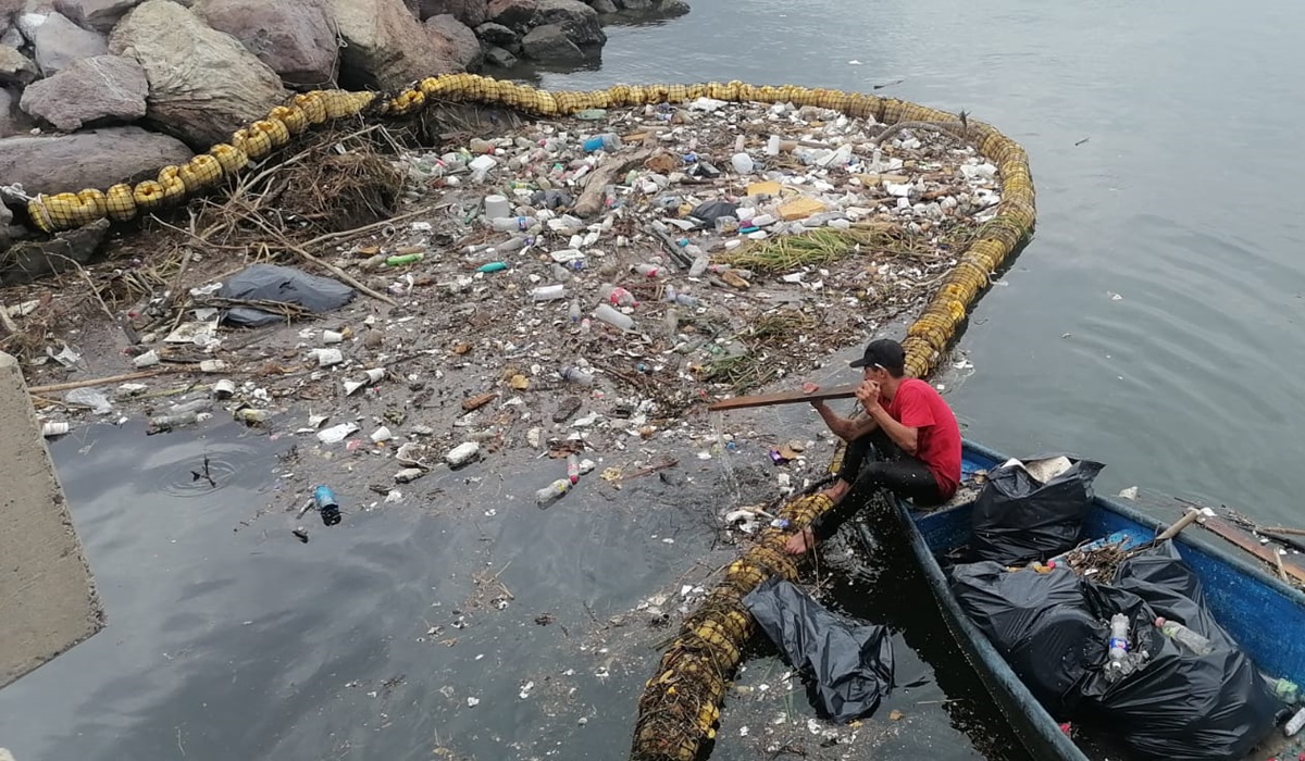 Ante posibles lluvias, limpian biobarda del puente Juárez en Mazatlán