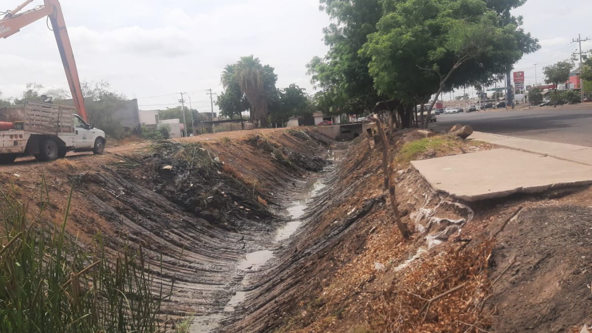 Ayuntamiento de Ahome sigue sacando cómodas, colchones, estufas y hasta refrigeradores en limpieza de canales
