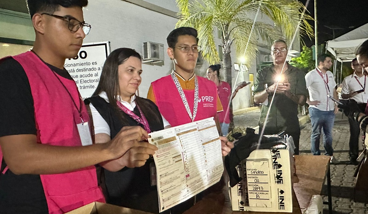 Entre aplausos llega primer paquete electoral al distrito 01 del INE en Mazatlán